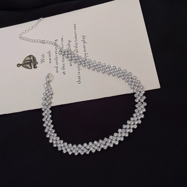 Rhinestone-Adorned Clavicle Chain: Elegant and Fashionable Necklace - Image 3