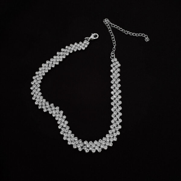 Rhinestone-Adorned Clavicle Chain: Elegant and Fashionable Necklace - Image 5