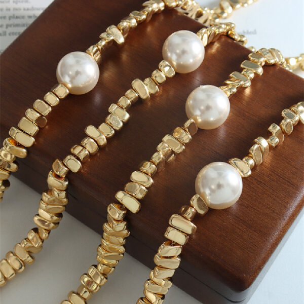 Fashionable Pearl Pendant Necklace for Women - Image 4